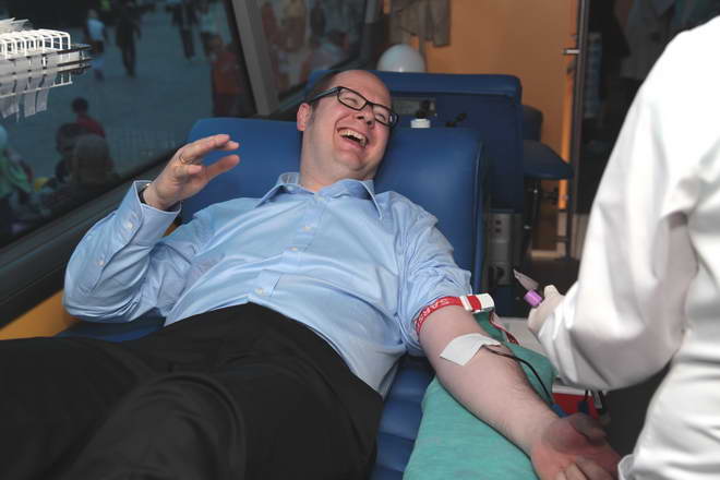 Prezydent Adamowicz oddaje krew_6