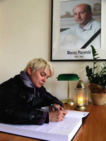 Księga kondolencyjna w biurze poselskim Macieja Płażyńskiego