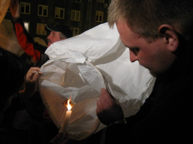 Lampiony w 2 rocznice katastrofy smolenskiej_05