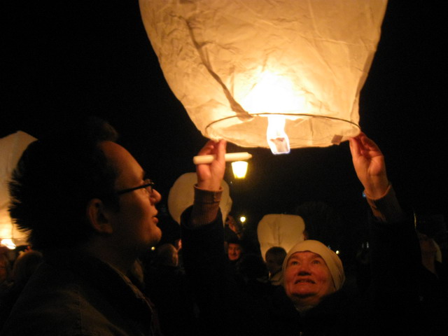 Lampiony w 2 rocznice katastrofy smolenskiej_11