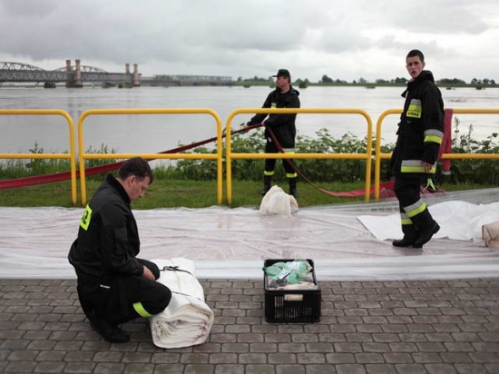 Przygotowania przed przyjściem fali - Tczew 24 maja 2010