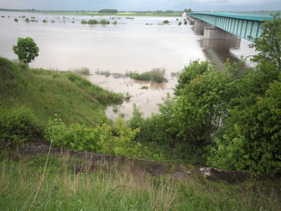 Przygotowania przed przyjściem fali - Tczew 24 maja 2010