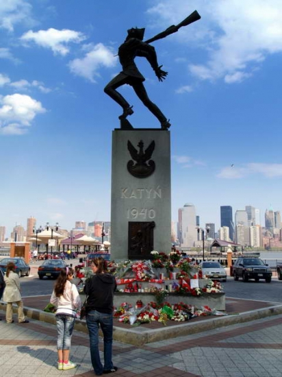 Pod pomnikiem ofiar Katynia na Exchange Place w Jersey City