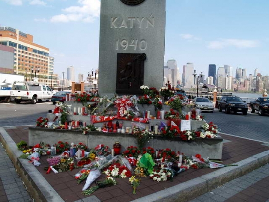Pod pomnikiem ofiar Katynia na Exchange Place w Jersey City