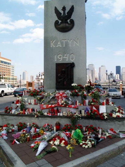 Pod pomnikiem ofiar Katynia na Exchange Place w Jersey City