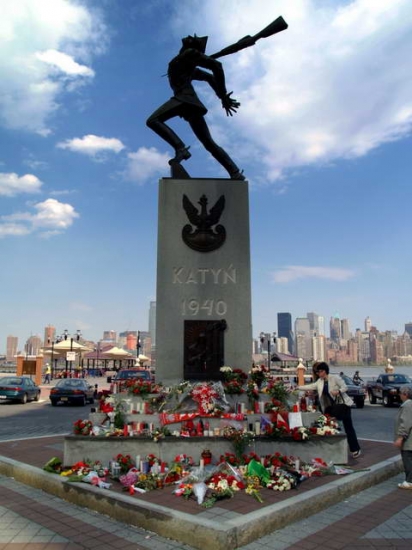 Pod pomnikiem ofiar Katynia na Exchange Place w Jersey City