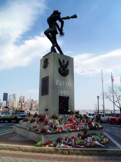Pod pomnikiem ofiar Katynia na Exchange Place w Jersey City