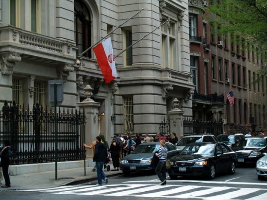 Po Konsulatem RP w Nowym Jorku