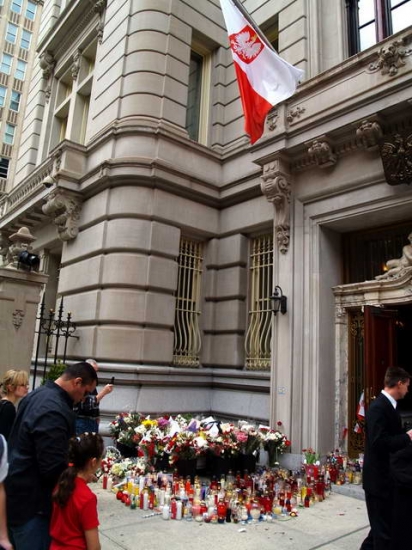 Po Konsulatem RP w Nowym Jorku