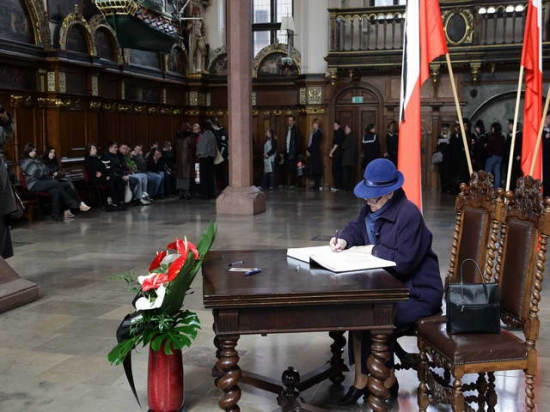 Księga kondolencyjna w Dworze Artusa