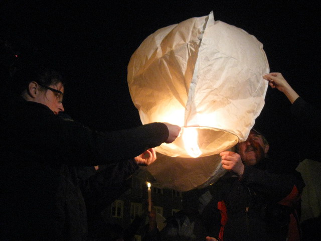 Lampiony w 2 rocznice katastrofy smolenskiej_04