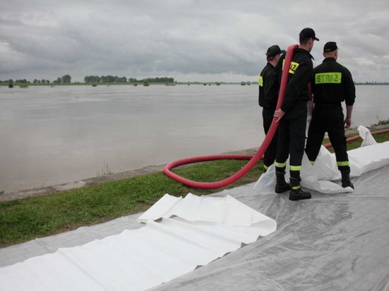 Przygotowania przed przyjściem fali - Tczew 24 maja 2010