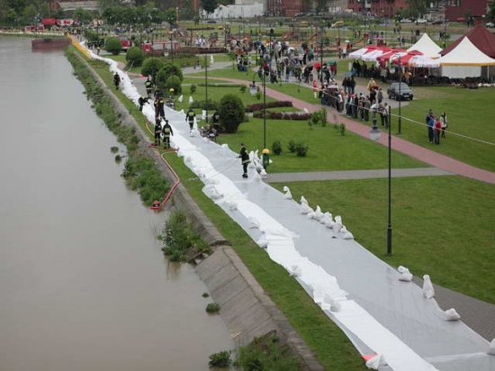 Przygotowania przed przyjściem fali - Tczew 24 maja 2010