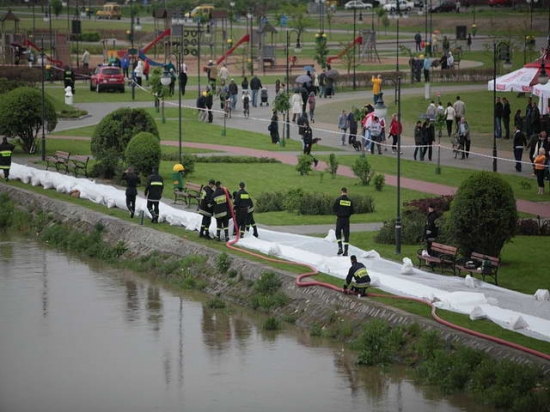 Przygotowania przed przyjściem fali - Tczew 24 maja 2010