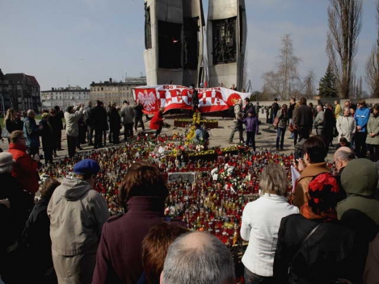 Pod pomnikiem Poległych Stoczniowców