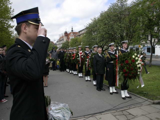 Składanie kwiatów pod pomnikiem 