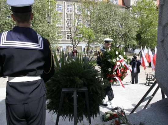 Składanie kwiatów pod pomnikiem 