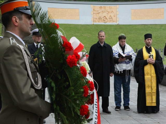 Uroczystości na cmentarzu żołnierzy radzieckich